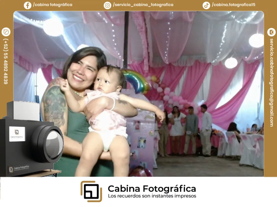 Invitados mostrando su tira de fotos con impresión al momento entregada por nuestro photobooth como recuerdo del bautizo.