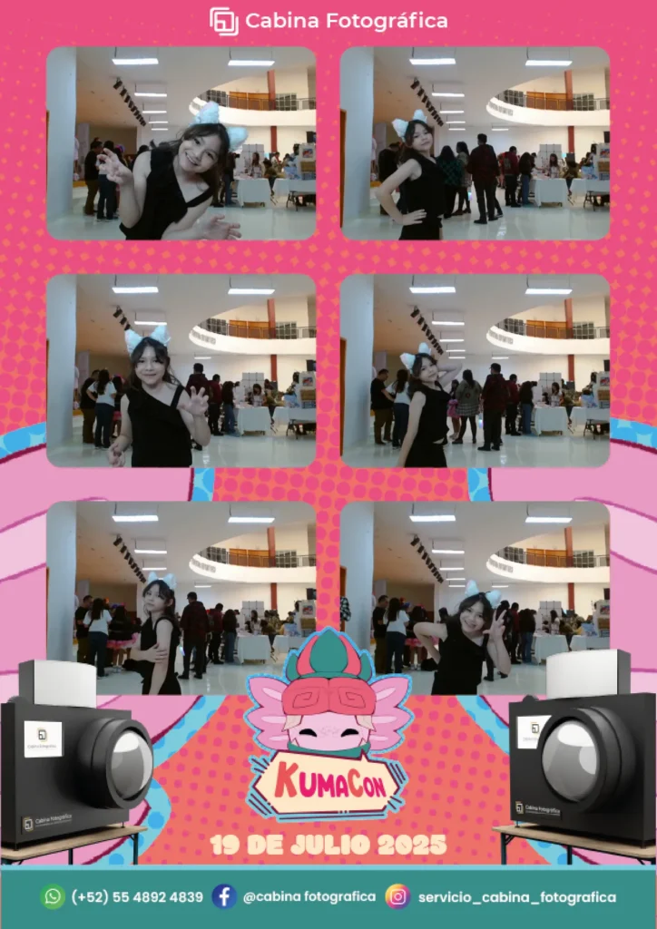 Cabina de fotos gigante de Snap Memory en la Expo Kumacon, capturando detallados cosplays con tecnología de impresión al momento.