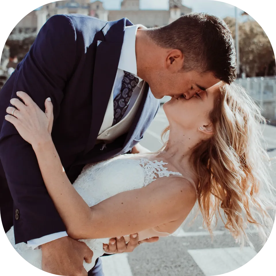 Cabina fotográfica Snap Memory para bodas elegantes en CDMX, con diseño de cámara réflex gigante que combina con tu decoración con precios y paquetes accesibles.