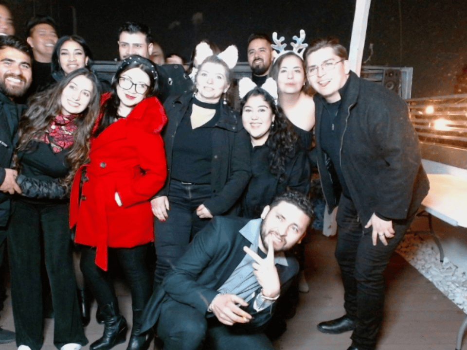 Imagen GIF animada tipo 'boomerang' mostrando a invitados en movimiento repetitivo y divertido, ejemplo del video loop digital que entrega Snap Memory para descargar al instante.