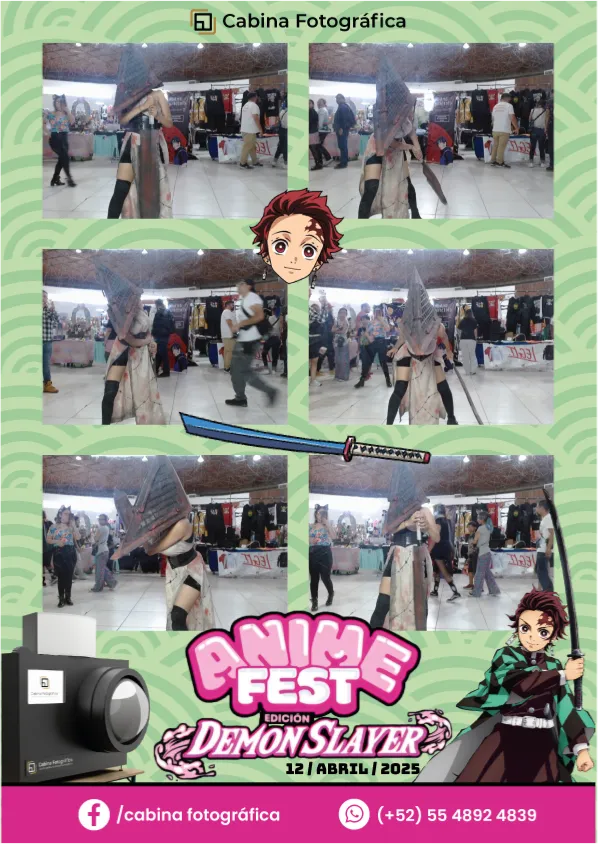 usuarioss divirtiéndose con props en la cabina de fotos premium durante la convención de Demon Slayer.