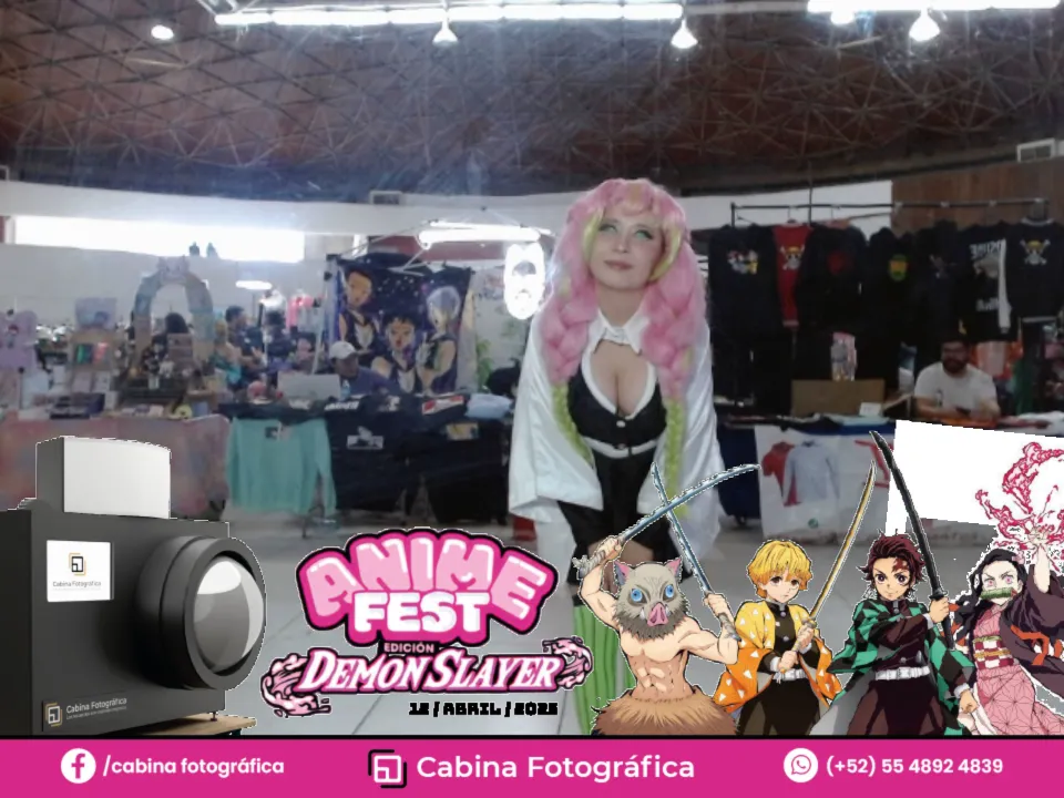 Usuarios escaneando el código QR en la cabina fotográfica para la descarga de archivos digitales durante el evento anime.