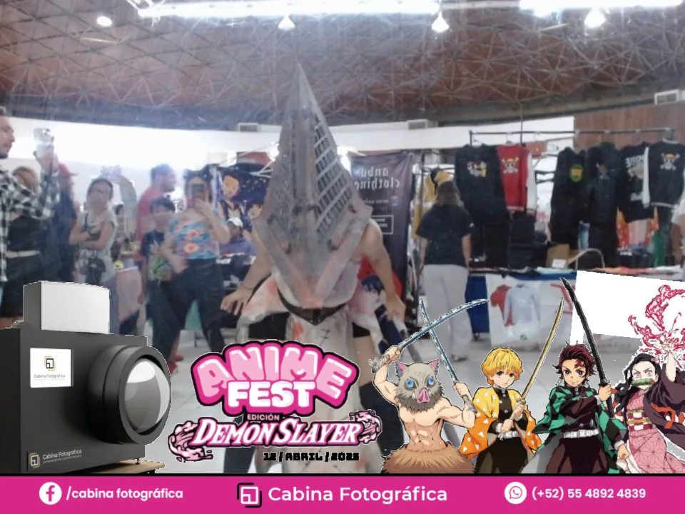 Cabina fotográfica Snap Memory rodeada de fans interactuando en el Anime Fest edición Demon Slayer.