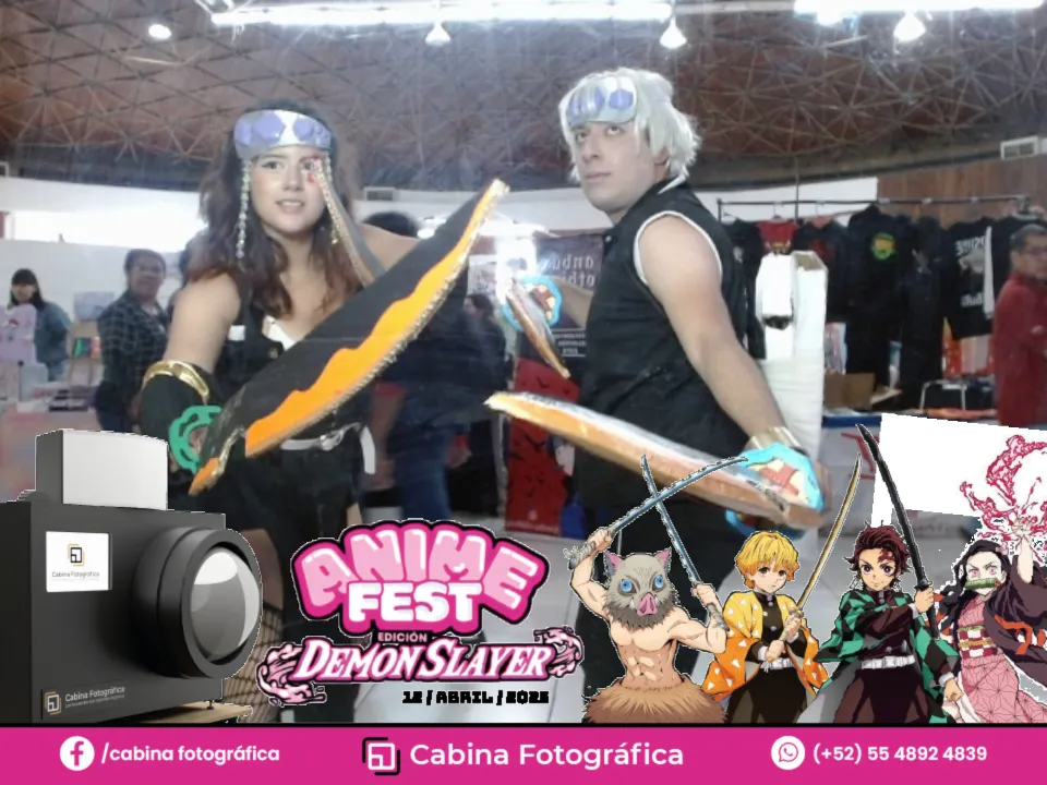 Cosplayers de Kimetsu no Yaiba mostrando orgullosos su impresión al momento frente a la cabina de fotos.