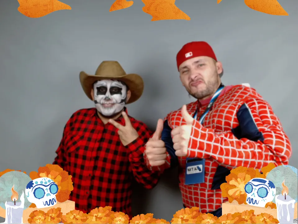 Tiras de fotos de alta calidad entregadas por la cámara gigante de Snap Memory como recuerdo tangible del Halloween corporativo.