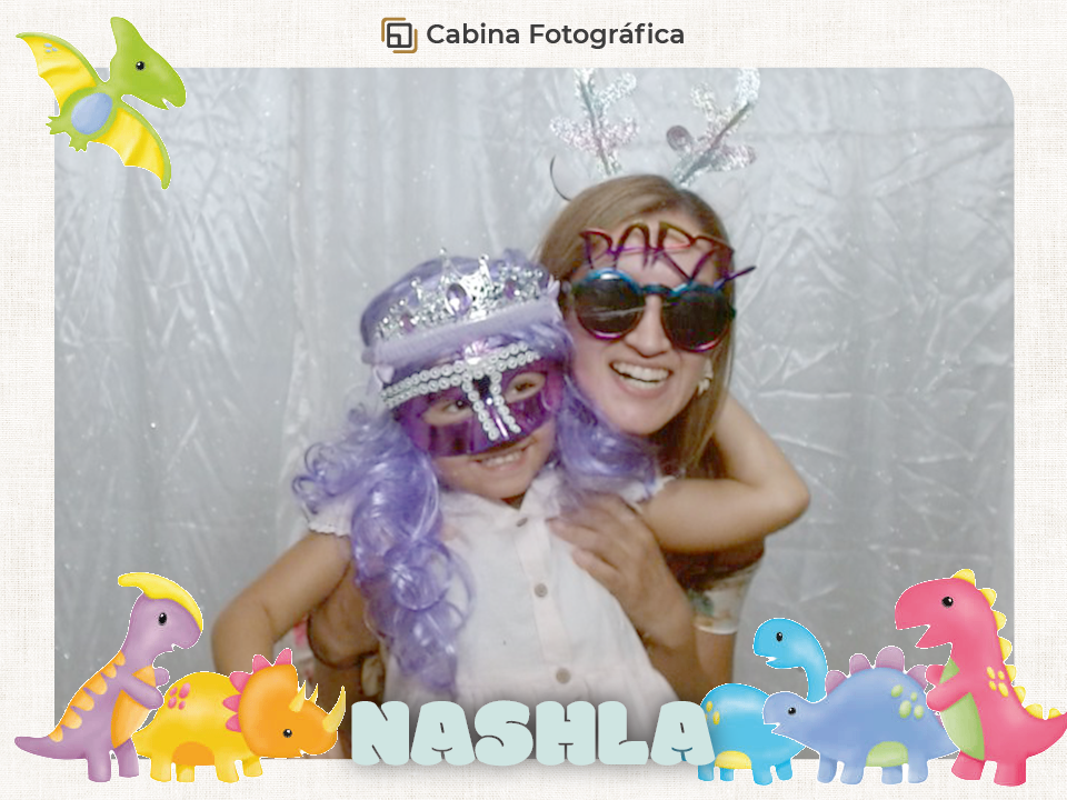 Papás utilizando el código QR de la cabina fotográfica para la descarga de archivos digitales de sus hijos en el evento.
