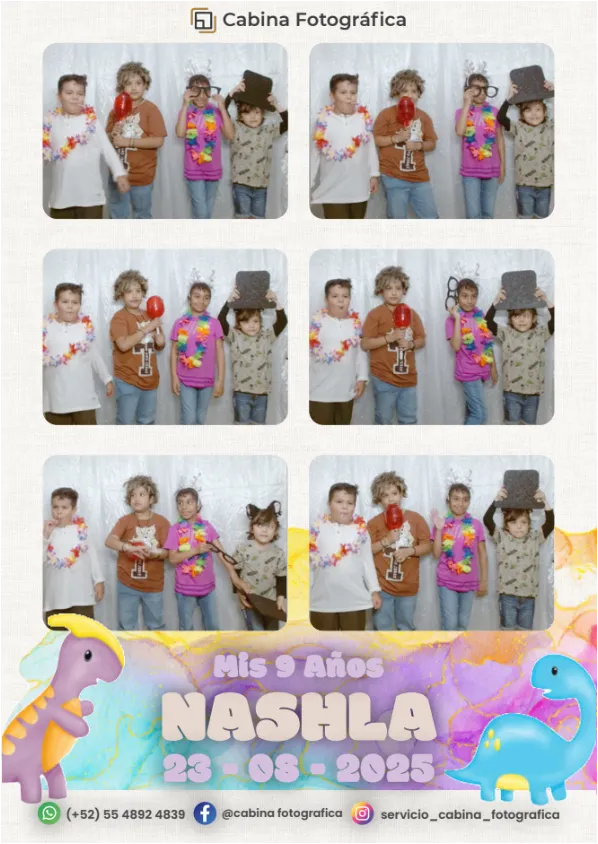 Invitados de la fiesta infantil recibiendo emocionados su impresión al momento entregada por la cabina fotográfica.