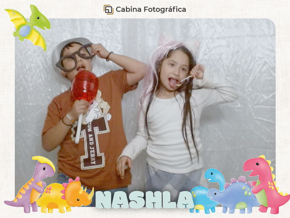 Cumpleañera y sus amigos disfrutando de la experiencia interactiva del photobooth premium durante su fiesta infantil temática.