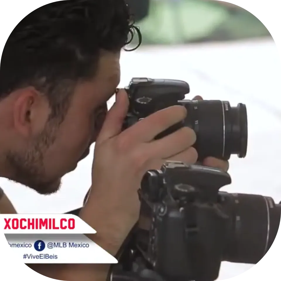 Jacobo Hernández, líder de Snap Memory, capturando momentos con una cámara réflex profesional para garantizar la máxima calidad de imagen en la cabina fotográfica.