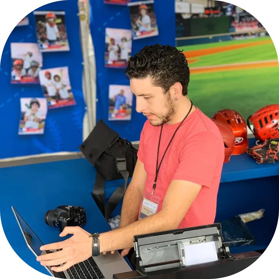 Jacobo Hernández, líder de Snap Memory, realizando edición profesional de fotografías en tiempo real para garantizar entregas inmediatas de alta calidad en eventos.
