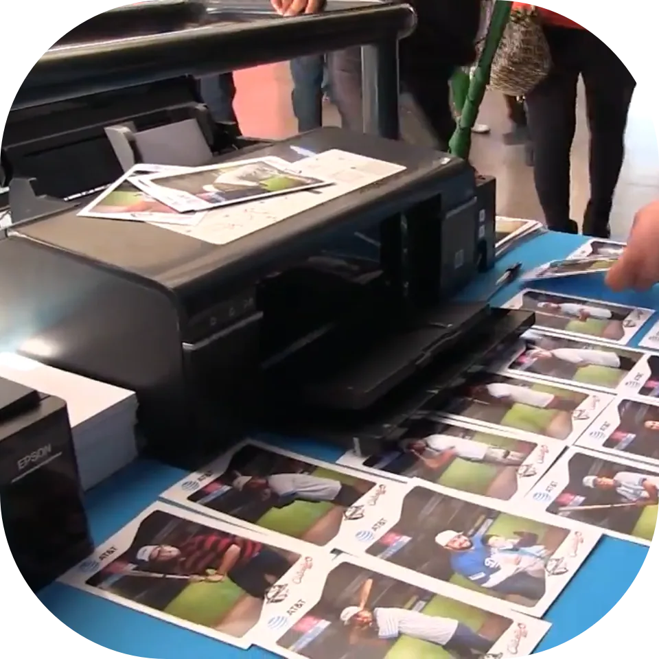 Dos impresoras fotográficas profesionales trabajando en simultáneo para la entrega rápida de lotes de imágenes editadas con la calidad garantizada de Snap Memory.
