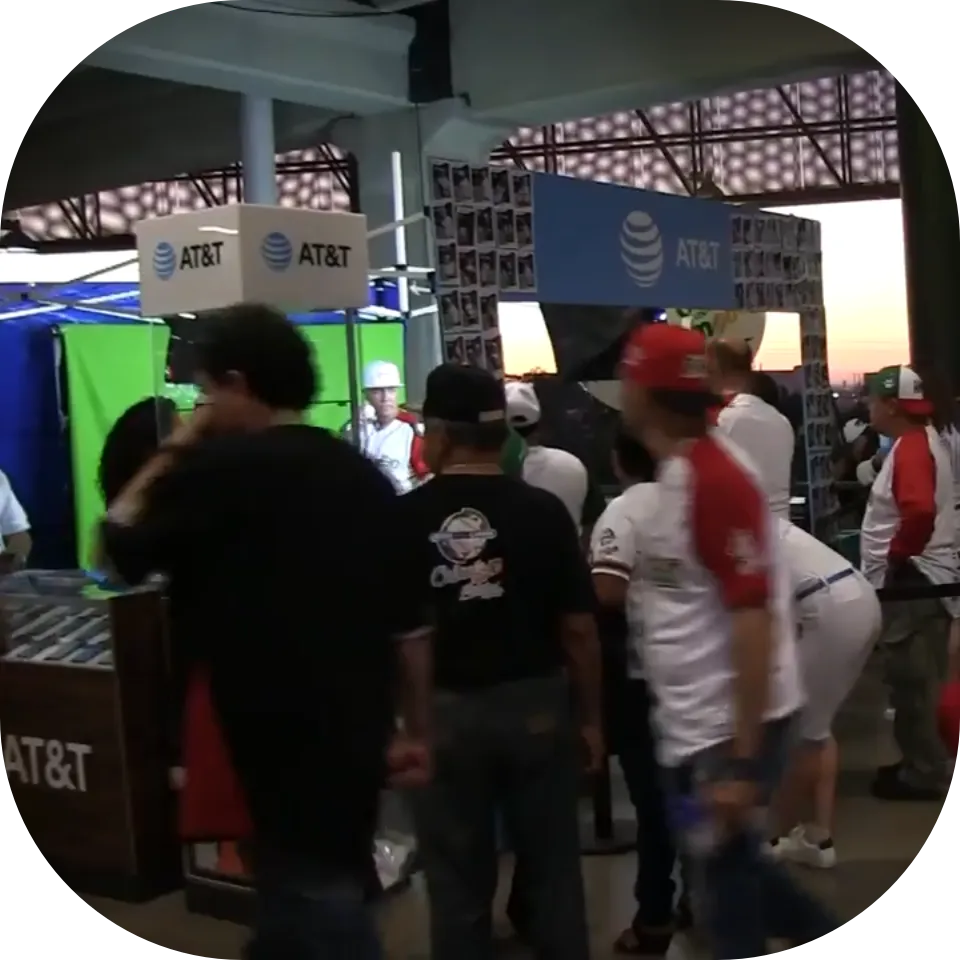 Fila de invitados entusiasmados esperando su turno en la cabina fotográfica de Snap Memory, demostrando el éxito y la gran convocatoria de nuestro servicio en eventos.