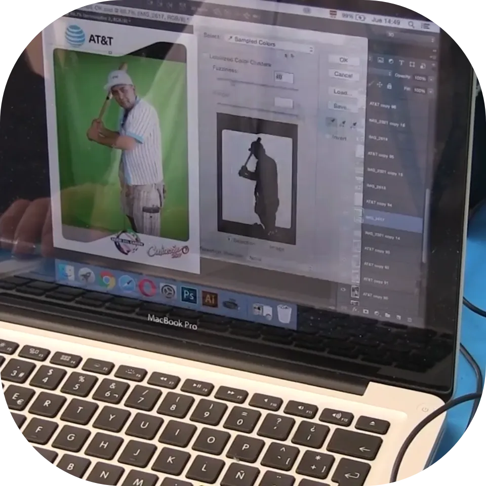 Pantalla de laptop mostrando el proceso de edición profesional en Photoshop realizado por Jacobo Hernández para personalizar cada fotografía de Snap Memory al instante.