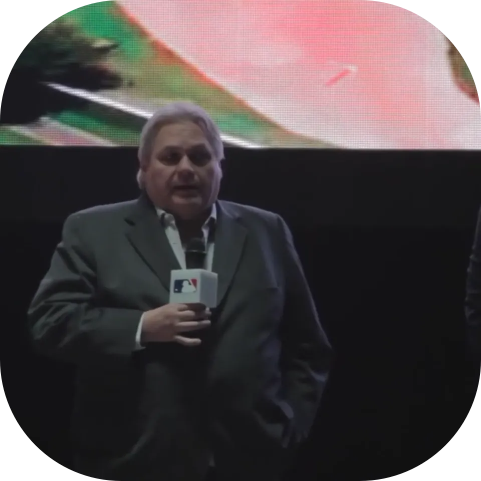 El empresario Carlos Bremer participando en la experiencia de la MLB en México, reflejando la confianza de líderes en nuestro servicio.