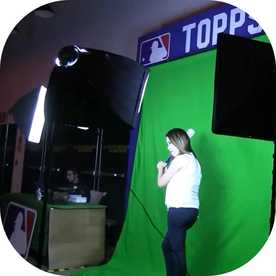Invitada posando frente a la pantalla verde (green screen), lista para ser integrada en un fondo digital personalizado mediante edición profesional al instante