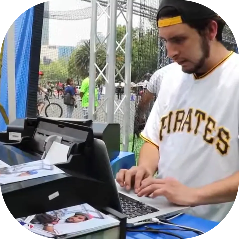 Jacobo Hernández, líder de Snap Memory, gestionando la edición y el flujo de impresión simultánea para garantizar la entrega inmediata de fotografías profesionales en un evento.