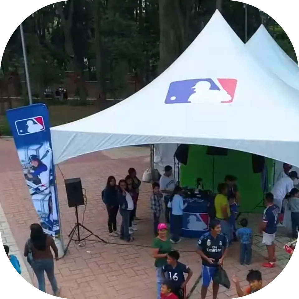 Carpa operativa de Snap Memory donde Jacobo Hernández gestionaba el flujo técnico de captura, edición y entrega de fotografías profesionales en eventos masivos.