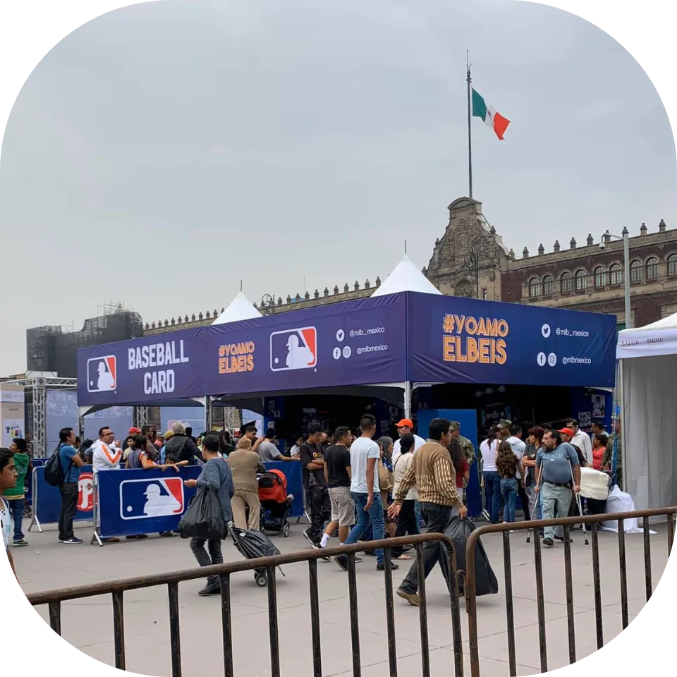 Estación operativa de Snap Memory en la plancha del Zócalo de la CDMX, donde Jacobo Hernández gestionaba la producción y entrega masiva de fotografías para activaciones de marca