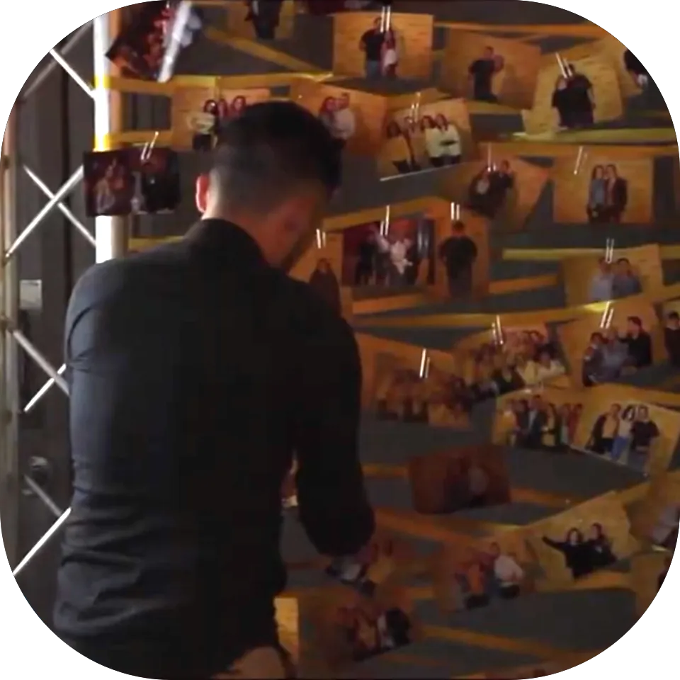 Jacobo Hernández, líder de Snap Memory, organizando cuidadosamente las fotografías impresas para los invitados del evento exclusivo de Torres 10 y Los Ángeles Azules en Estudios Quarry.