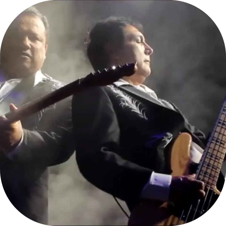 Los integrantes de Los Ángeles Azules posando en el evento exclusivo de Torres 10 dentro de los Estudios Quarry, capturando la esencia de la cumbia mexicana.