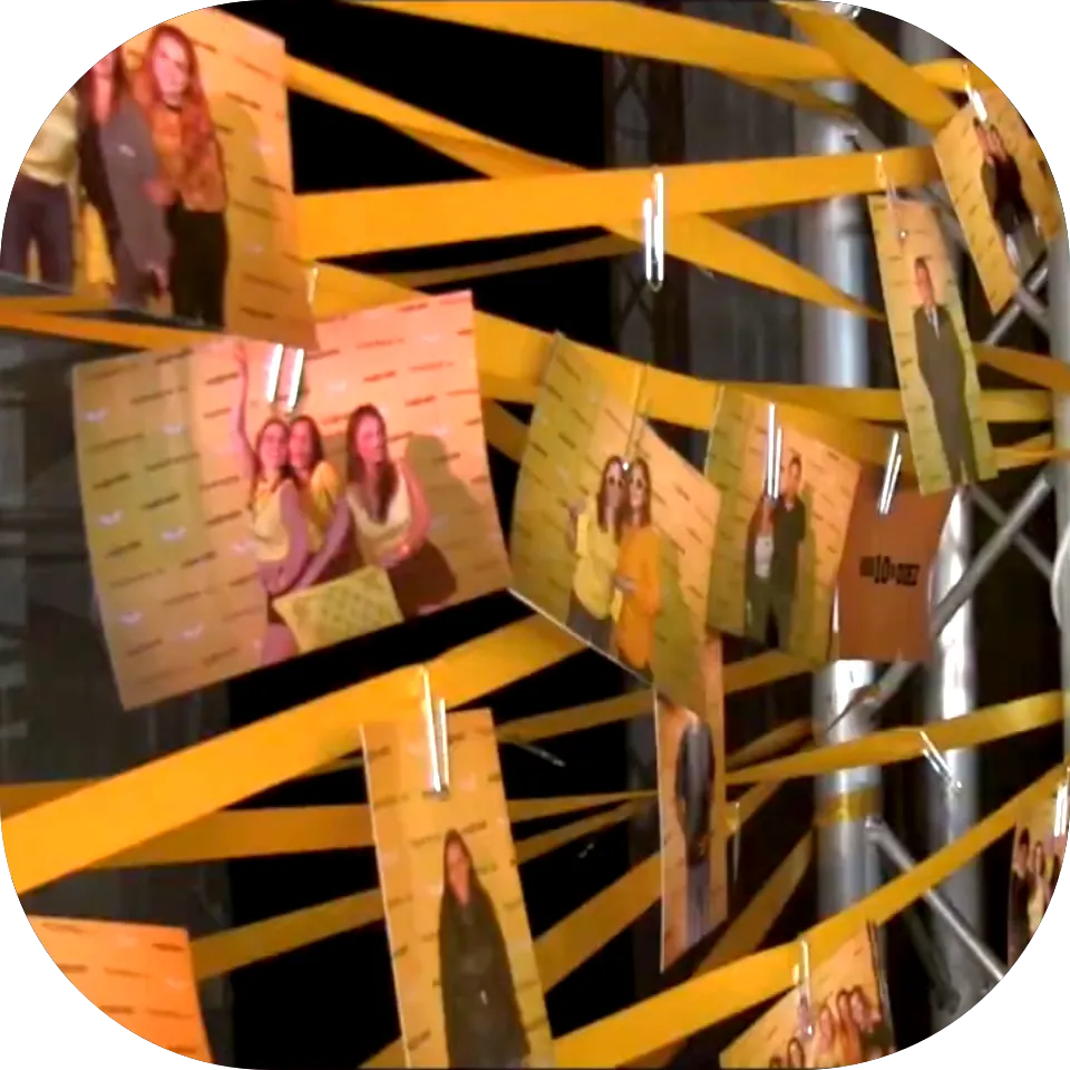 Primer plano de una serie de fotografías impresas de Snap Memory con diseño personalizado para el evento de Torres 10 y Los Ángeles Azules, destacando la nitidez y el acabado profesional.